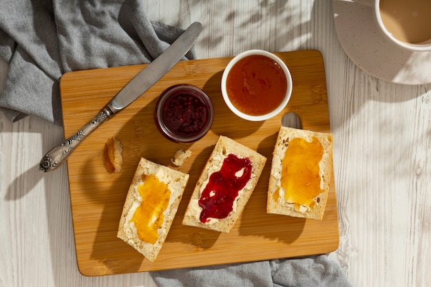 Delicioso desayuno francés con vista superior de mermelada