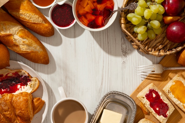 Foto gratuita delicioso desayuno francés con vista superior de mermelada