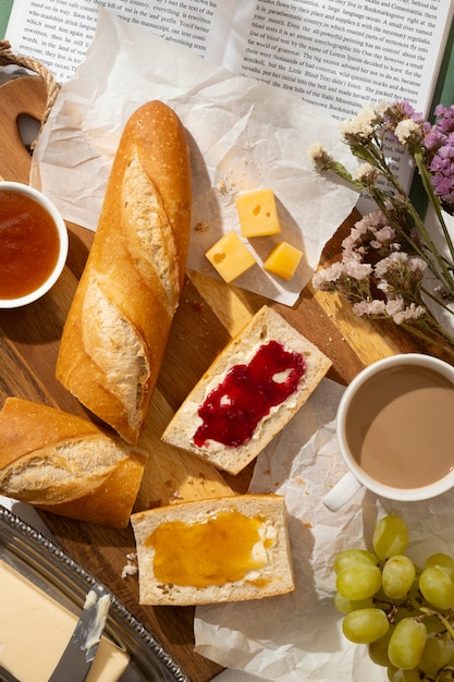 Delicioso desayuno francés con vista superior de mermelada