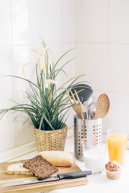 Foto gratuita delicioso desayuno fresco en la encimera de la cocina