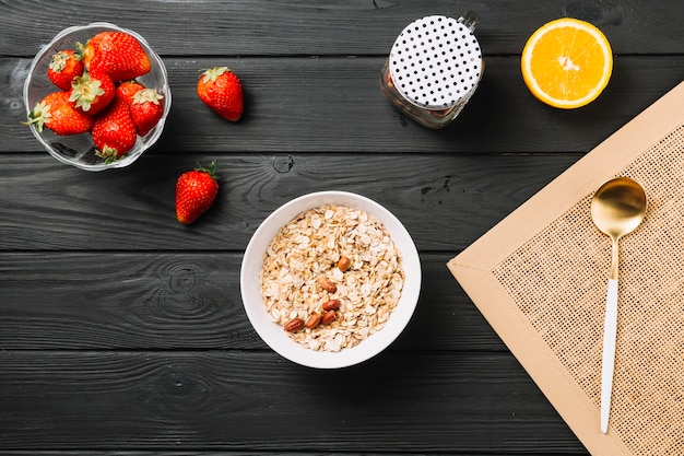 Delicioso desayuno fresco con frutas en tablón de madera con textura