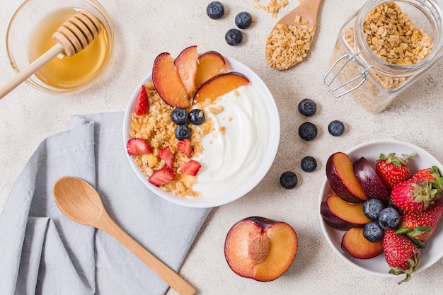 Delicioso desayuno con frutas y yogurt.