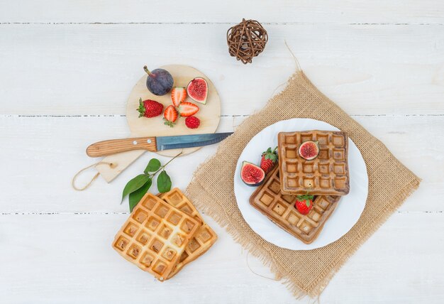 Delicioso desayuno con gofres y frutas.