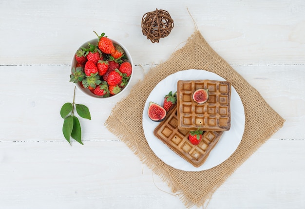 Foto gratuita delicioso desayuno con gofres y frutas.