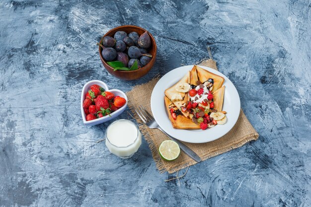 Delicioso desayuno con gofres y frutas.