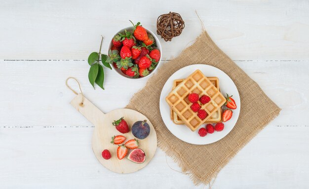 Delicioso desayuno con gofres y frutas.