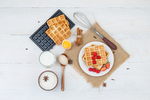 Delicioso desayuno con gofres y frutas.