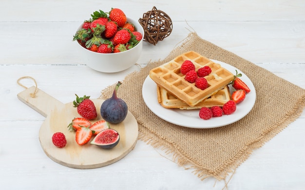 Delicioso desayuno con gofres y frutas.