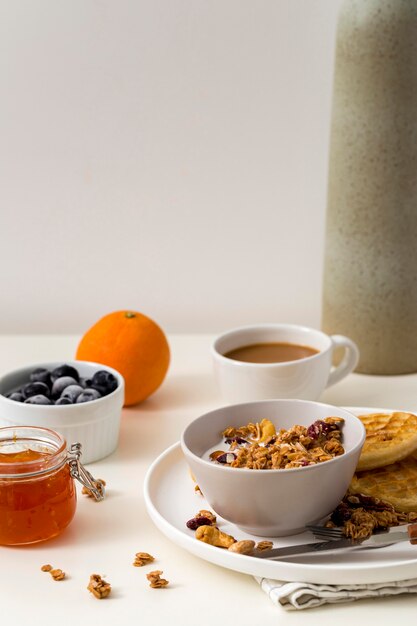 Delicioso desayuno con granola y mermelada