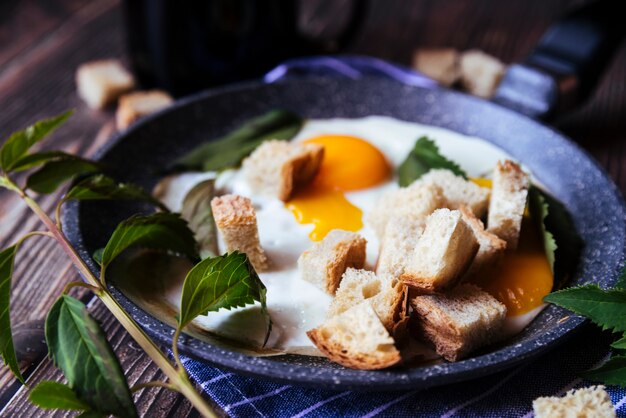 Delicioso desayuno de huevos y pan rallado.