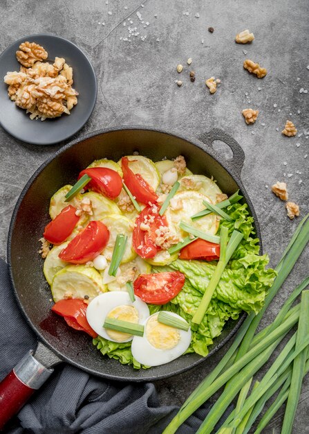 Delicioso desayuno con huevos y verduras.