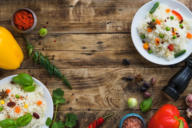 Delicioso desayuno con ingredientes frescos en mesa marrón.