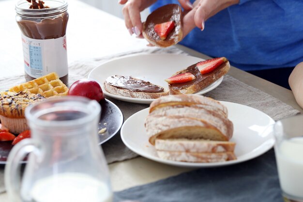 Delicioso desayuno en la mesa