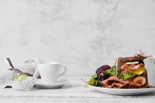 Delicioso desayuno en la mesa