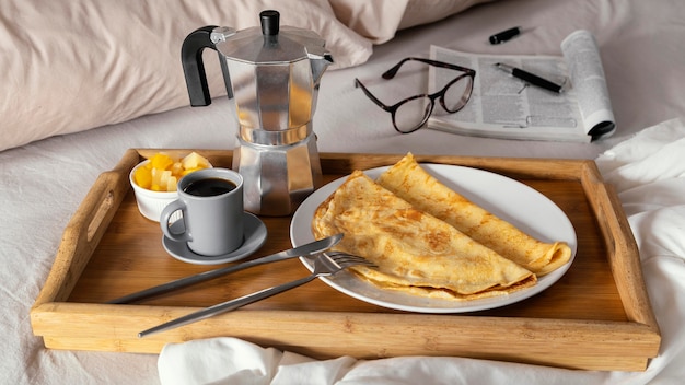 Foto gratuita delicioso desayuno con panqueques en placa