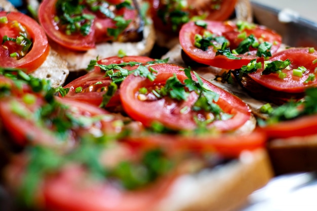 Delicioso desayuno en rodajas deliciosas tostadas con verduras frescas y verduras en sartén plateado