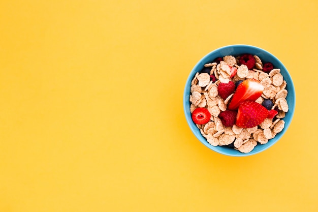 Delicioso desayuno saludable sobre un fondo amarillo