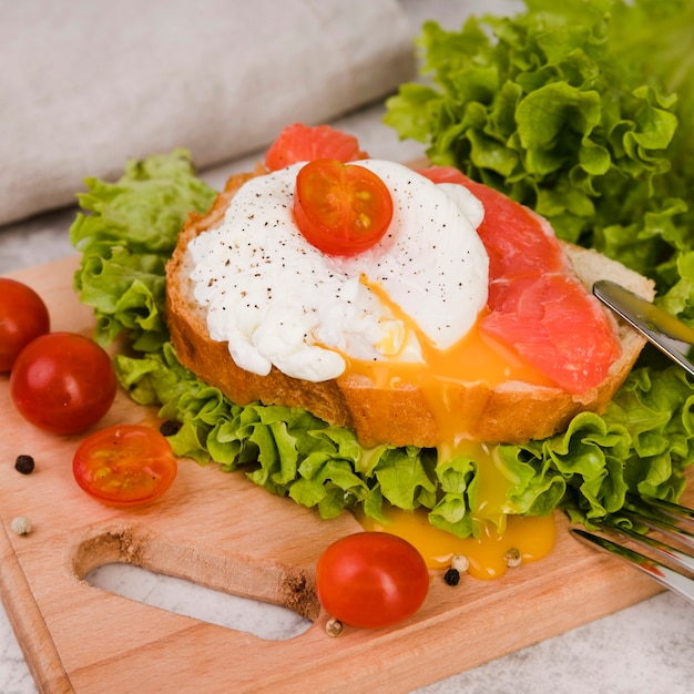 Delicioso desayuno en tabla de madera