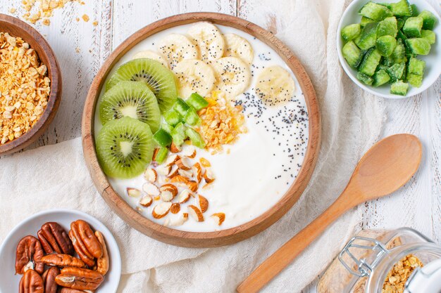 Delicioso desayuno tazón con avena y frutas