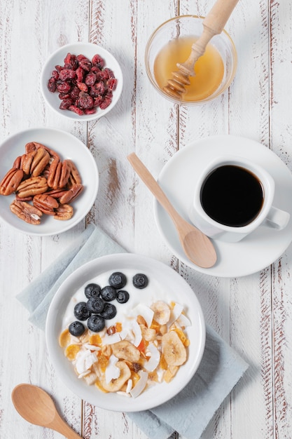 Delicioso desayuno tazón con café en la mesa