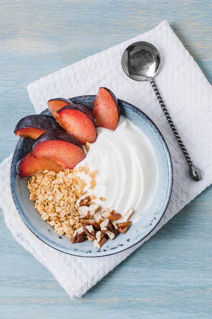 Foto gratuita delicioso desayuno tazón con fresas