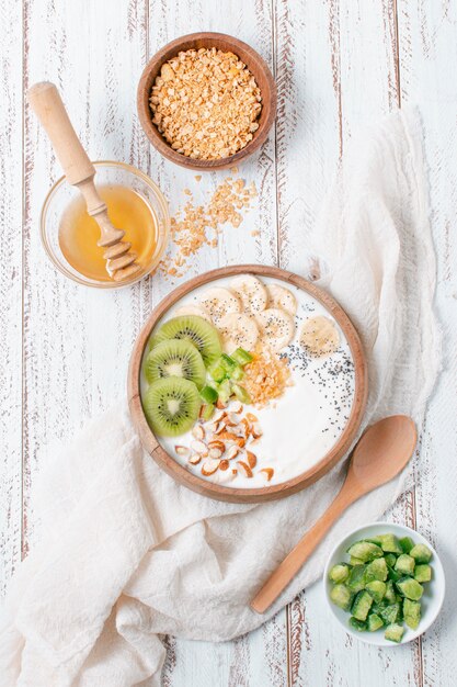 Foto gratuita delicioso desayuno tazón con frutas y yogurt