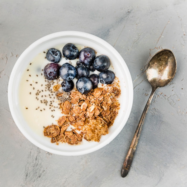 Delicioso desayuno tazón con granola y arándanos