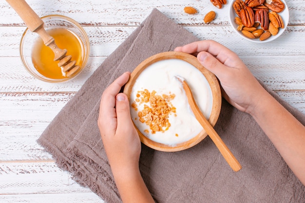 Delicioso desayuno tazón con yogurt y avena