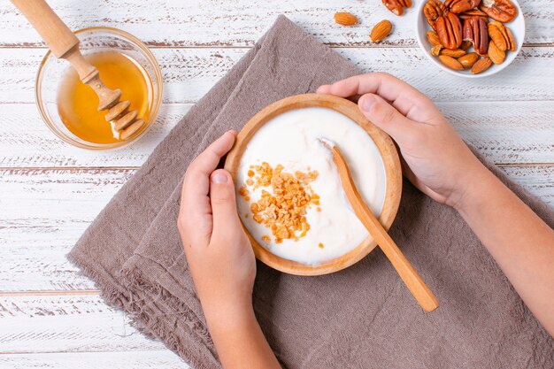 Delicioso desayuno tazón con yogurt y avena