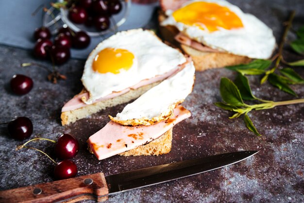 Delicioso desayuno de tostadas de huevo y cerezas.