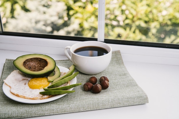 Foto gratuita delicioso desayuno vista frontal con fondo borroso