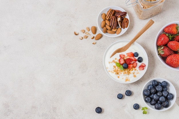 Foto gratuita delicioso desayuno con yogurt y frutas.