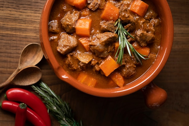 Delicioso estofado de goulash en la mesa