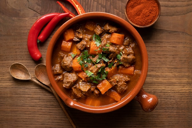 Delicioso estofado de goulash en la mesa