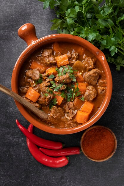 Delicioso estofado de goulash en la mesa