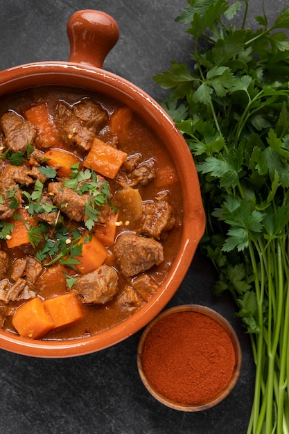 Foto gratuita delicioso estofado de goulash en la mesa