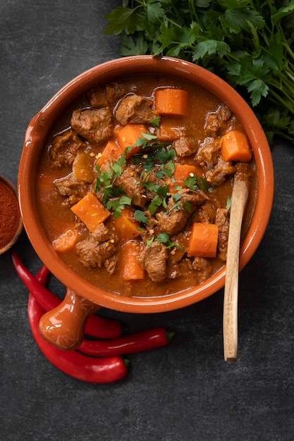 Delicioso estofado de goulash en la mesa