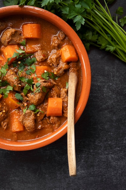 Foto gratuita delicioso estofado de goulash en la mesa