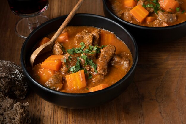 Delicioso estofado de goulash en la mesa