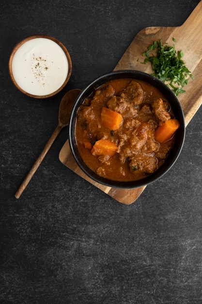 Delicioso estofado de goulash en la mesa