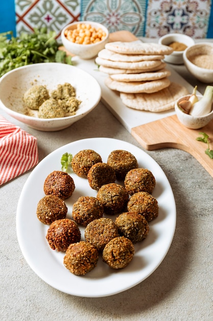 Delicioso falafel de alto ángulo en placa