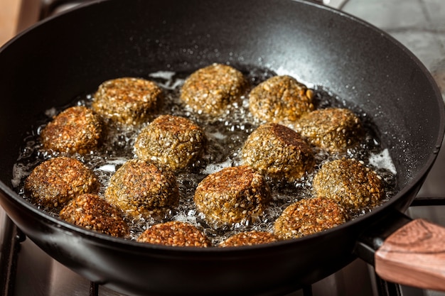 Delicioso falafel freír en sartén alto ángulo