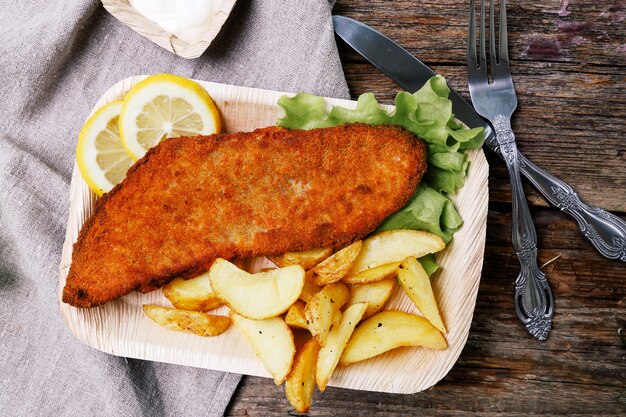 Foto gratuita delicioso filete de pescado con papas fritas