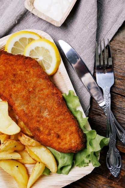 Foto gratuita delicioso filete de pescado con papas fritas