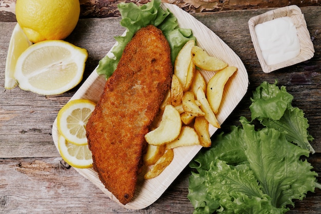 Delicioso filete de pescado con papas fritas