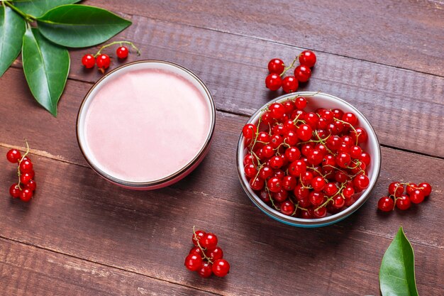 Delicioso glaseado casero de grosella roja con grosellas rojas frescas.