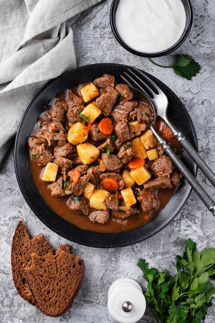 Foto gratuito el delicioso goulash está listo para la cena.