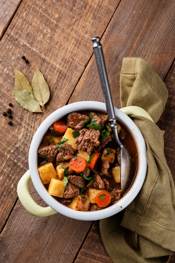 Foto gratuito el delicioso goulash está listo para la cena.
