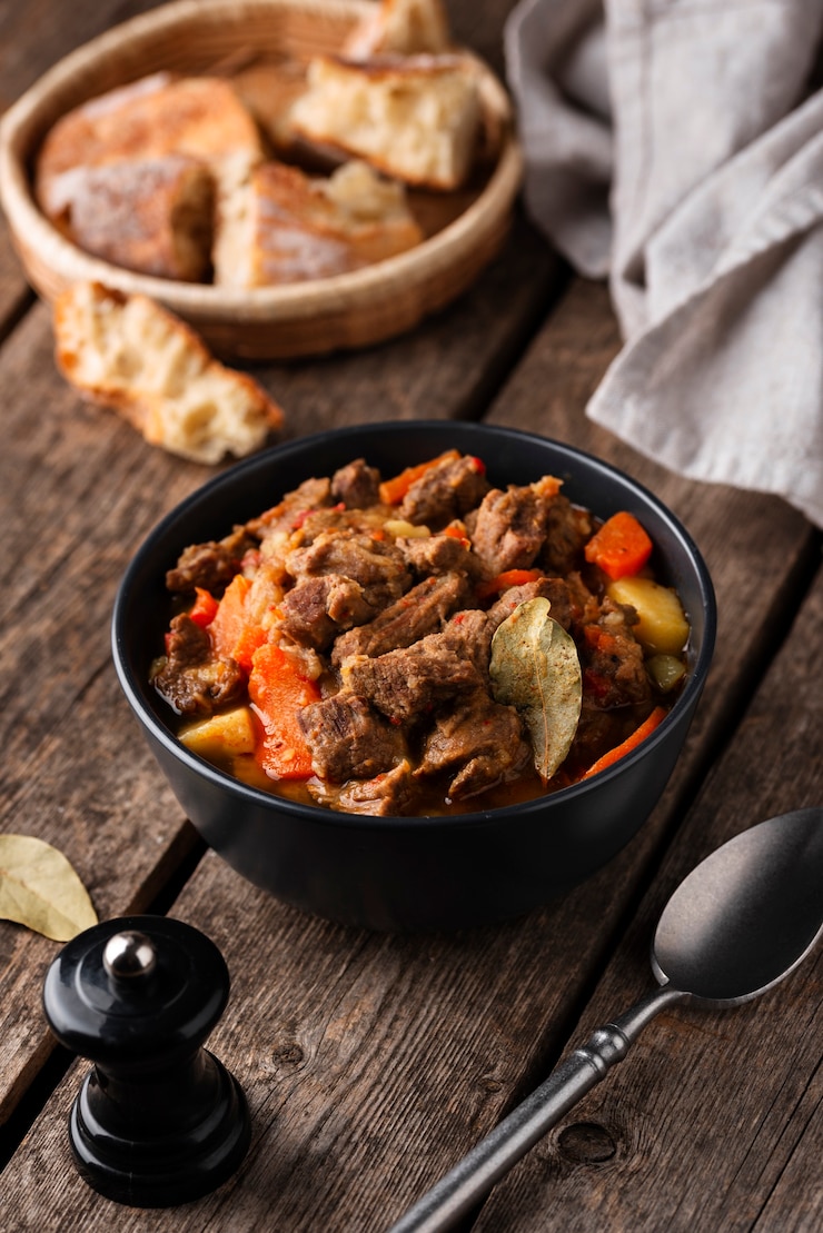 Foto gratuito el delicioso goulash está listo para la cena.
