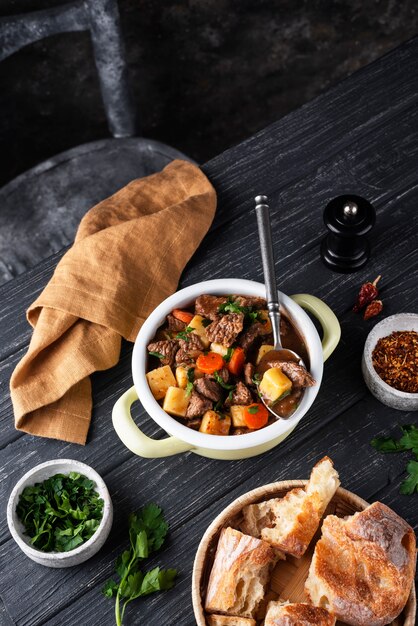 Delicioso goulash listo para cenar